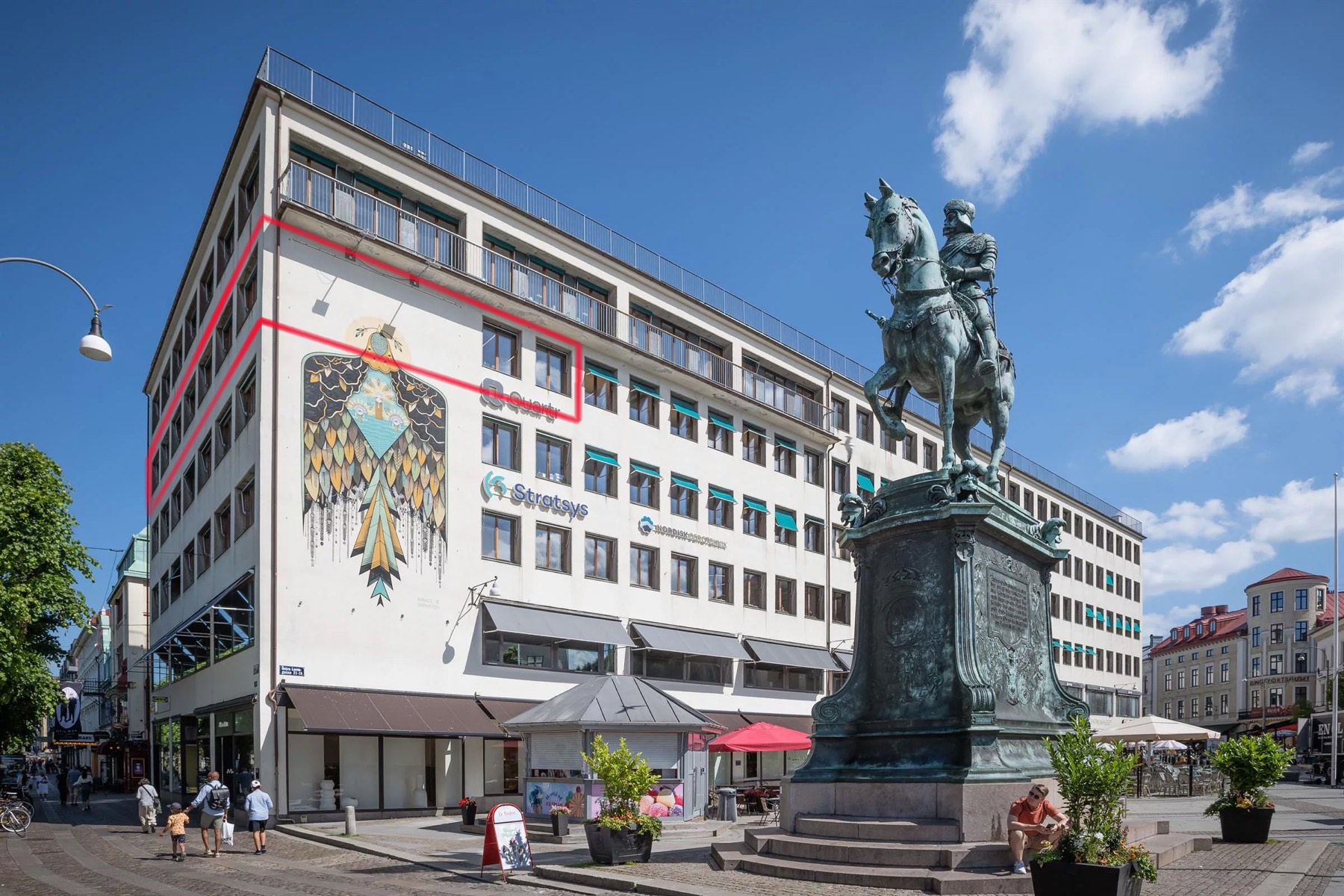 Centrumhuset vid Kungsportsplatsen med statyn Kopparmärra i förgrunden. Röd markering visar lokalens läge i fastigheten.