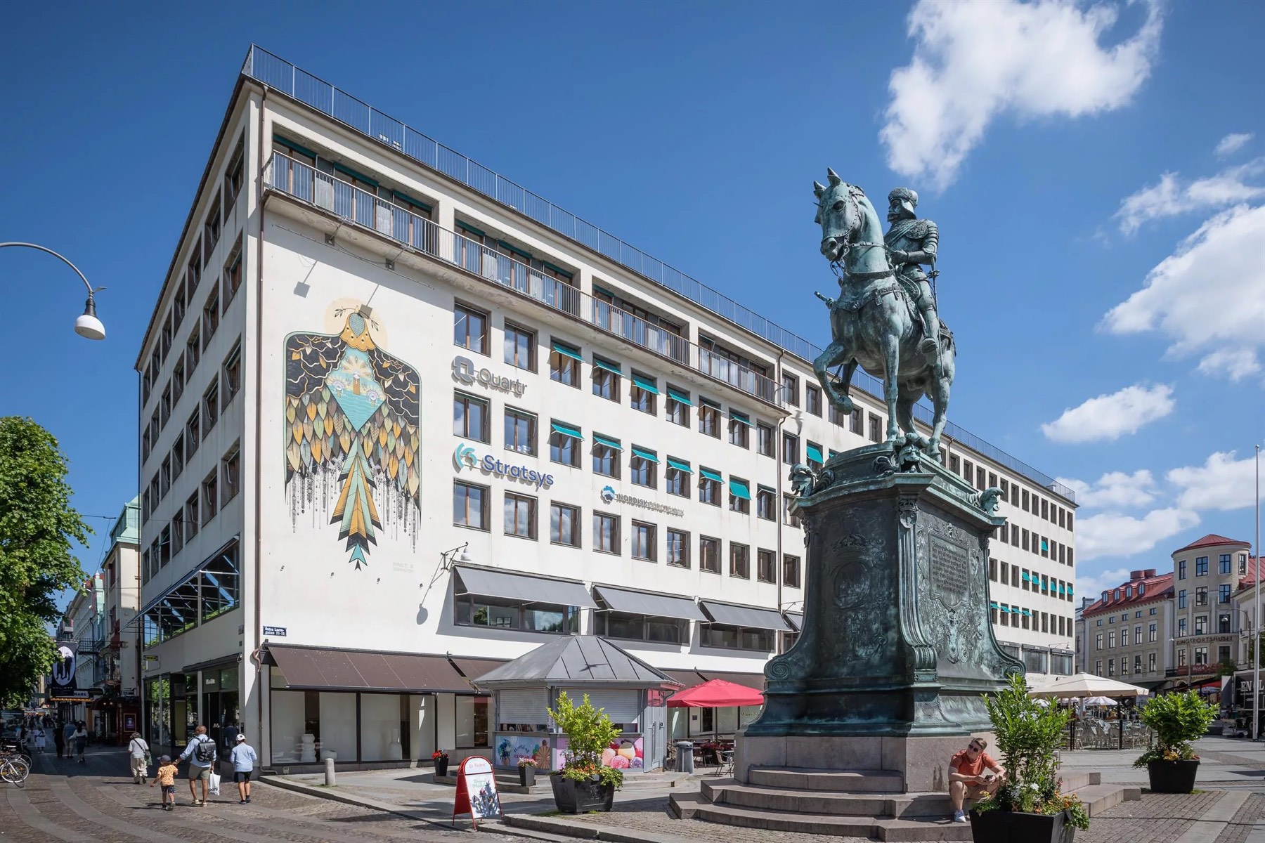 Centrumhuset sett från Kungsportsplatsen, en vit funkisbyggnad från 1939.