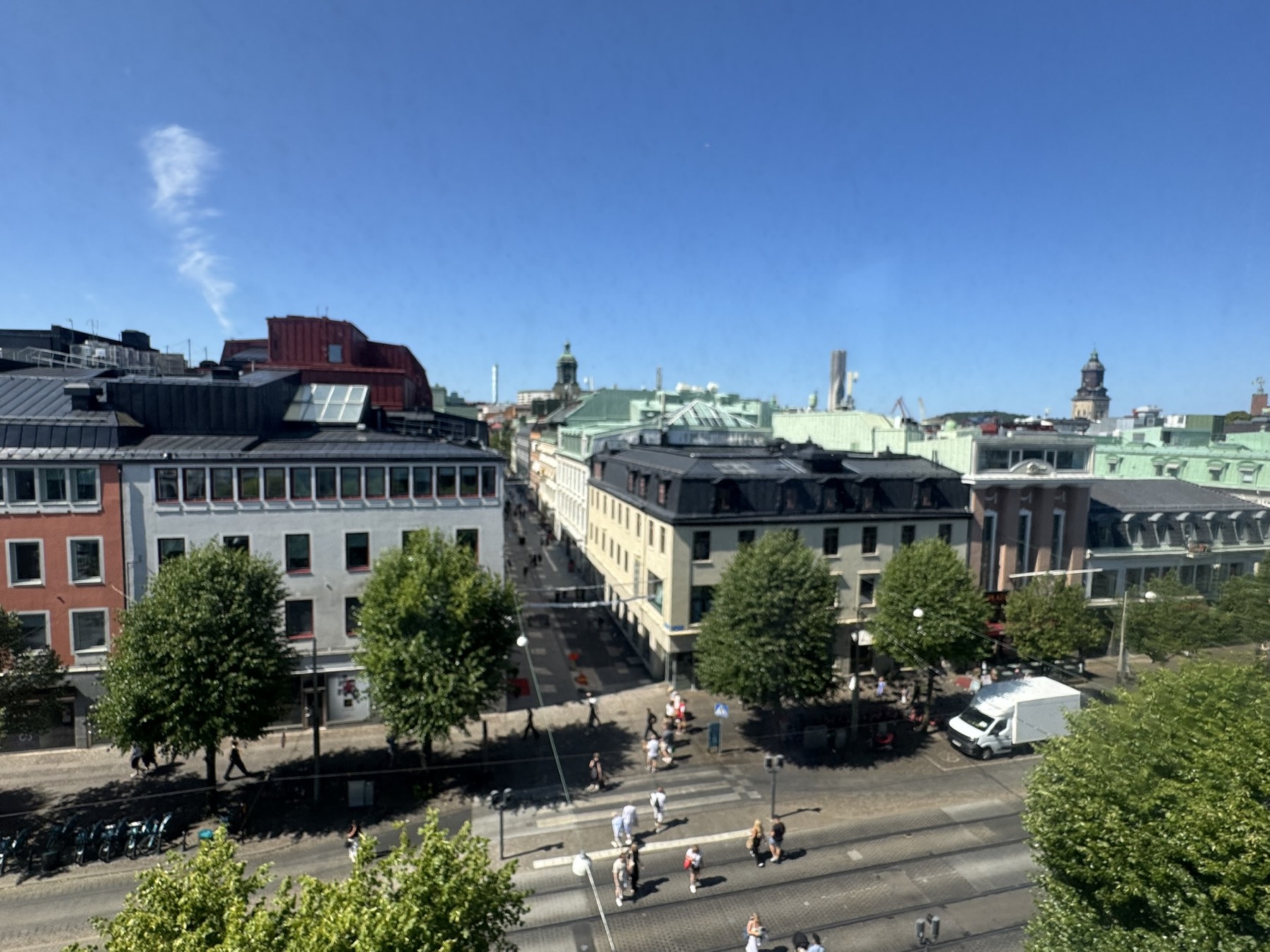 Utsikt från kontoret över Östra Hamngatan, spårvagnsspår och Göteborgs hustak.